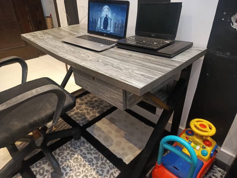 Computer Table and Chair 0