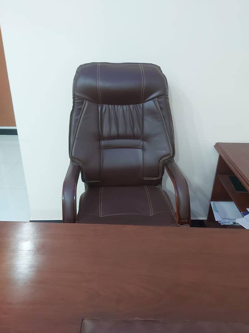 executive table with chair 0