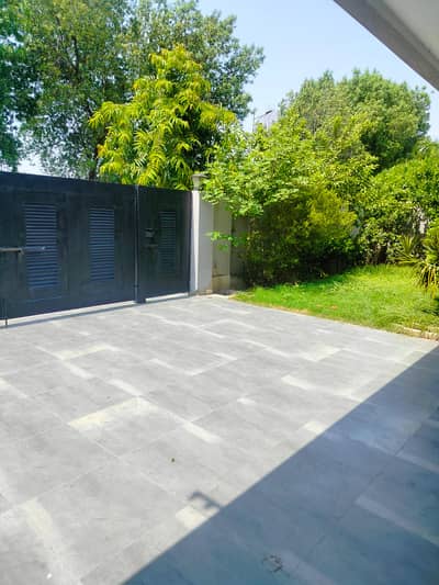 One Kanal Used Modern Design Owner Build Bungalow 2 Servant Quarter In Basement For Sale At Prime Location Of DHA Lahore Near To Park Masjid & Commercial Market.