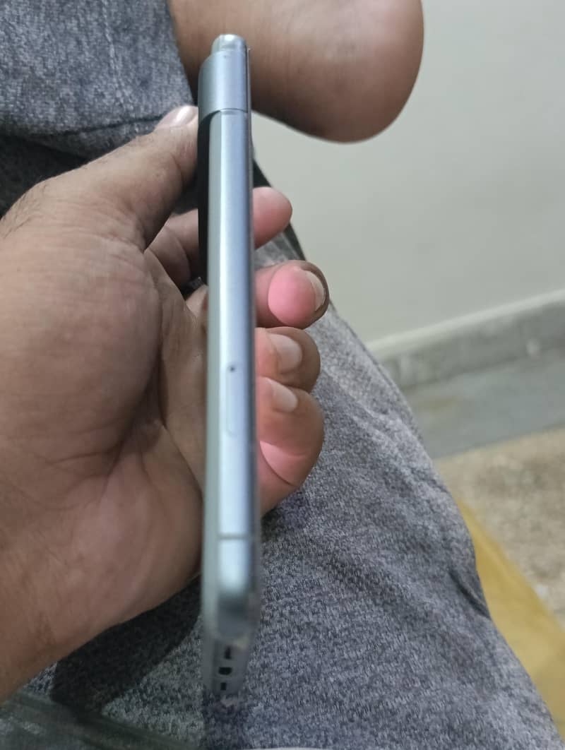 Google Pixel 8 4