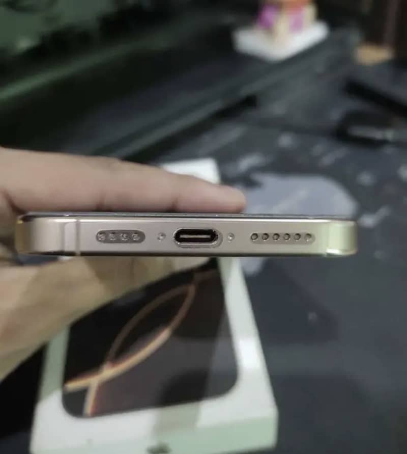 Apple iPhone 16 Pro Max 2