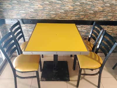 Tabil and chairs