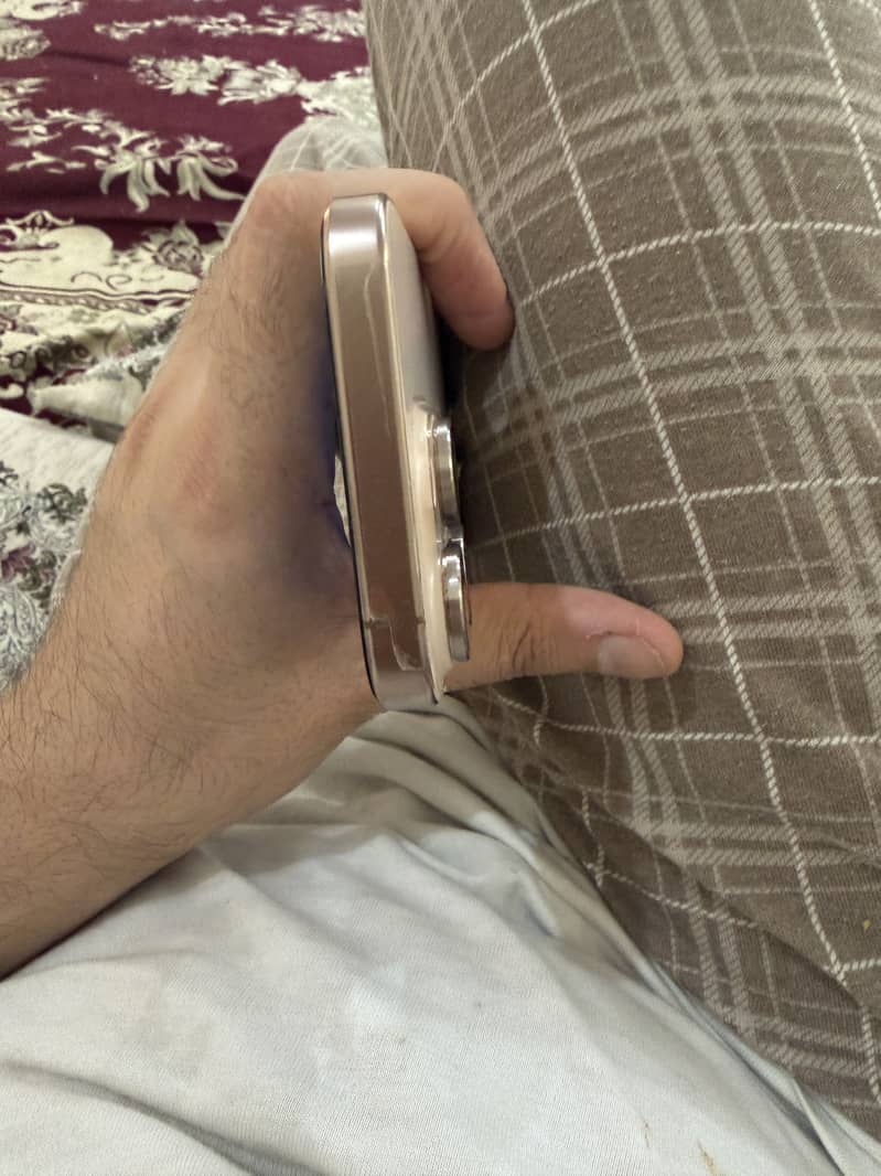 Apple iPhone 16 Pro 1