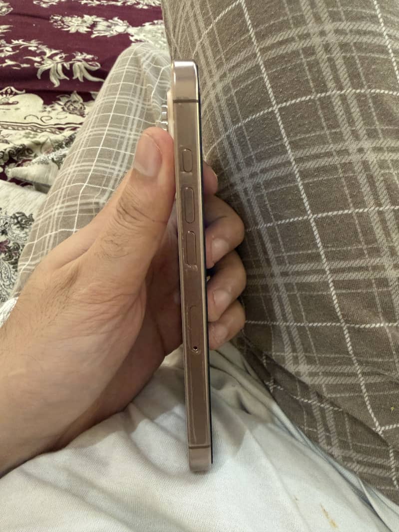 Apple iPhone 16 Pro 2