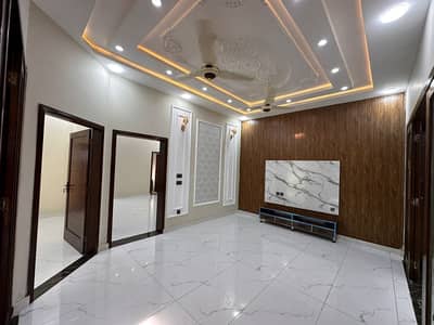1 kanal upper portion ideal location almost brand new
