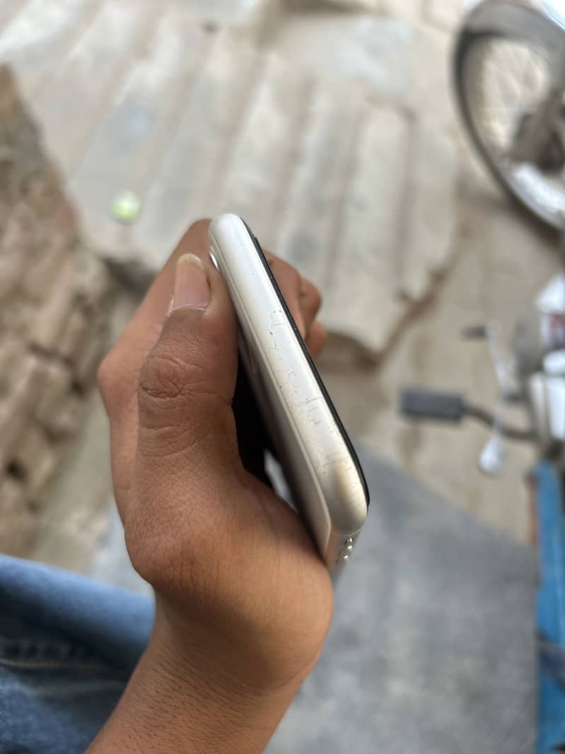 Apple iPhone 11 4