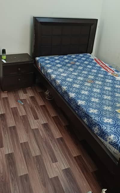 Bed + sidetable + mattress