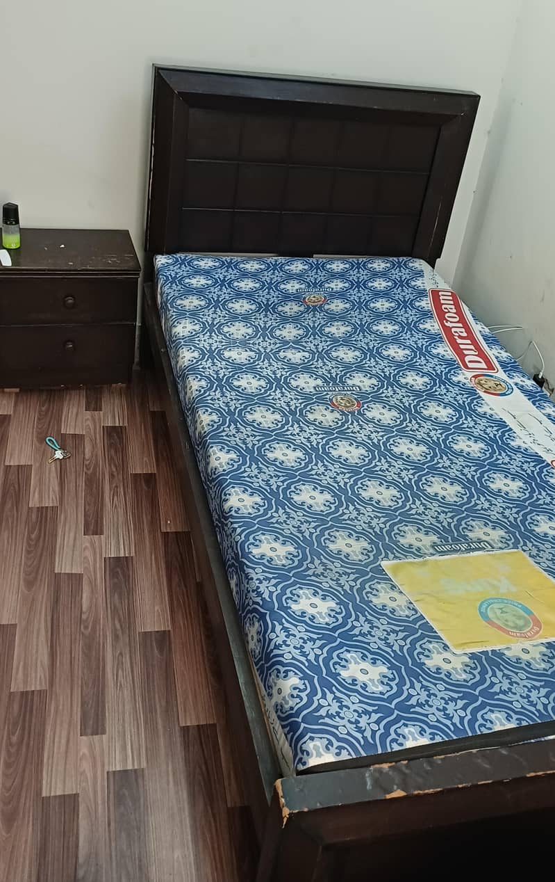 Bed + sidetable + mattress 1