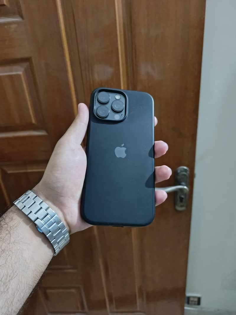 Apple iPhone 16 Pro Max 3