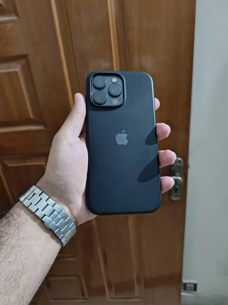 Apple iPhone 16 Pro Max 4