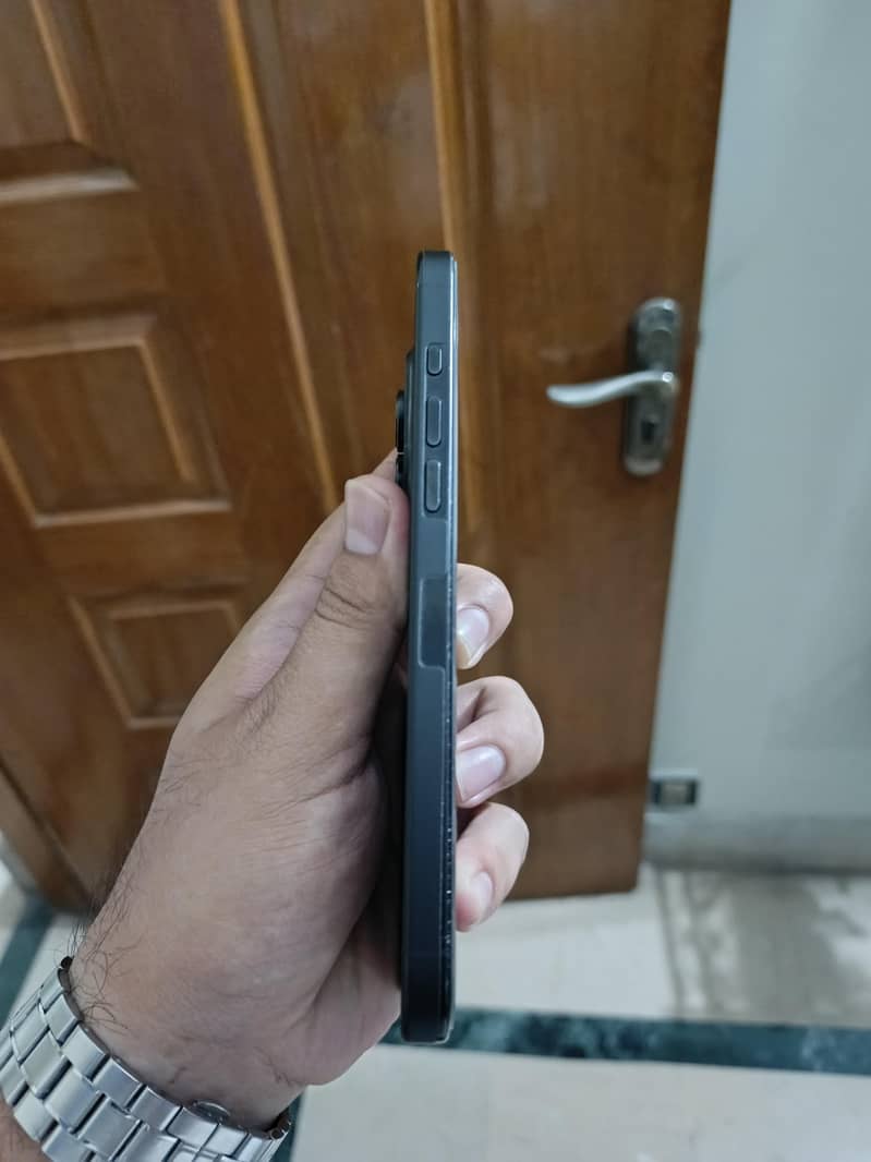 Apple iPhone 16 Pro Max 9