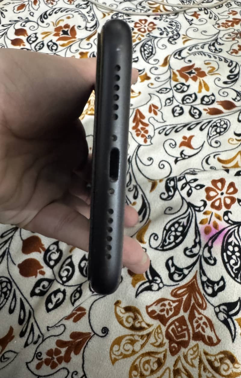 Apple iPhone 11 3