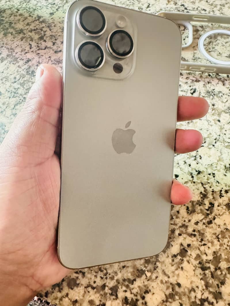 Apple iPhone 16 Pro Max 1
