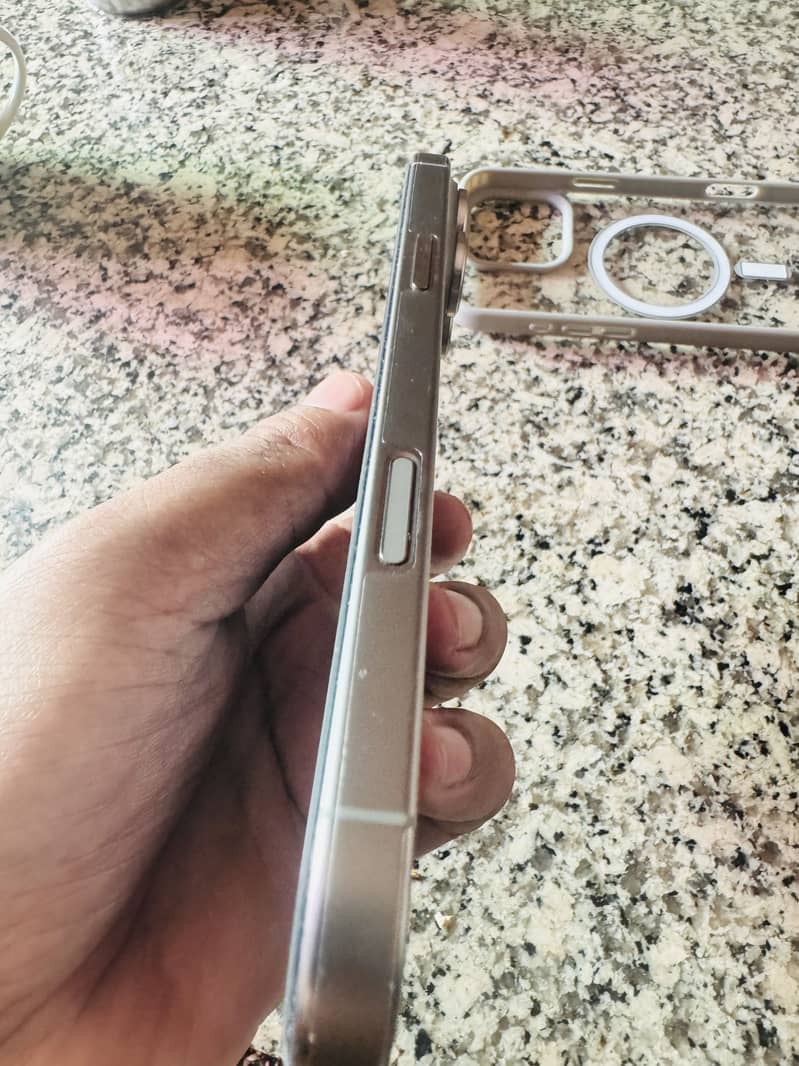 Apple iPhone 16 Pro Max 2