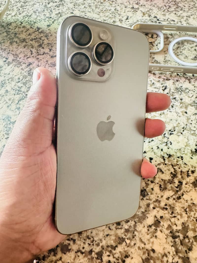 Apple iPhone 16 Pro Max 4