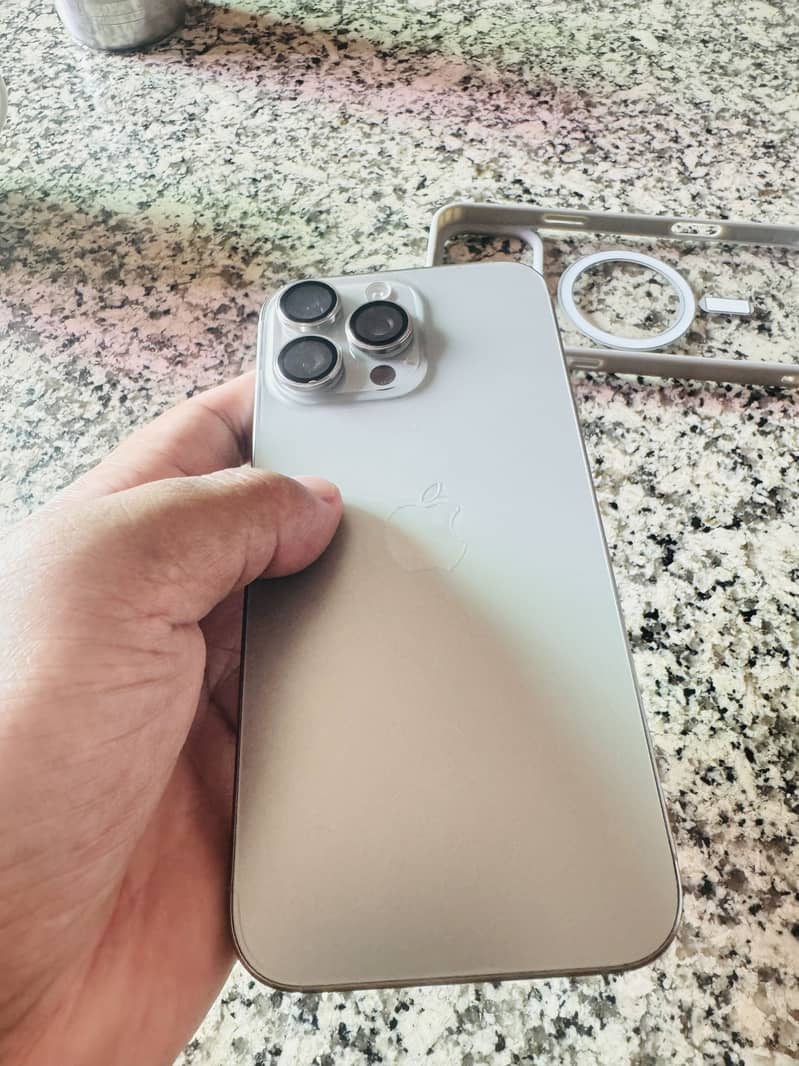 Apple iPhone 16 Pro Max 5