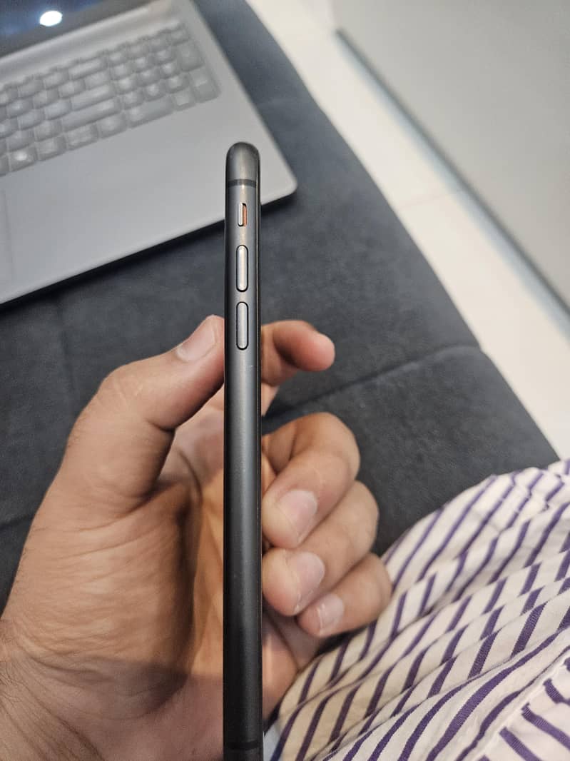 Apple iPhone 11 4