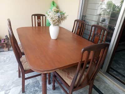 Dining table with 6 c