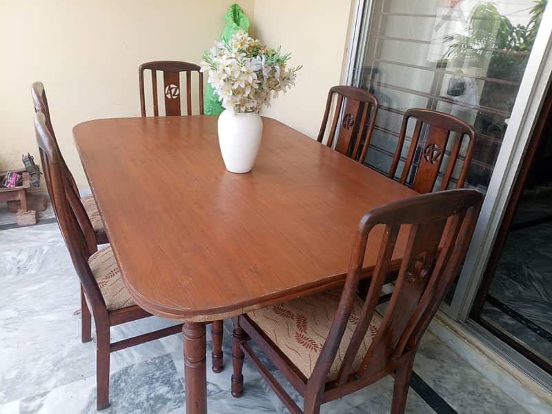 Dining table with 6 c 0