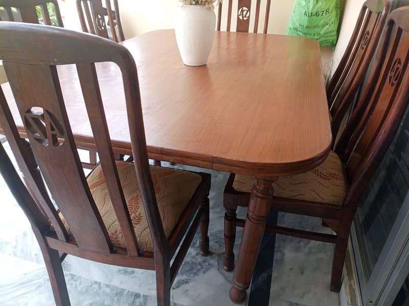 Dining table with 6 c 1