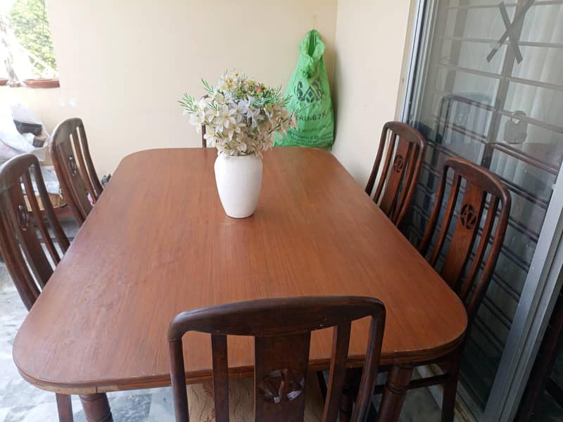 Dining table with 6 c 2