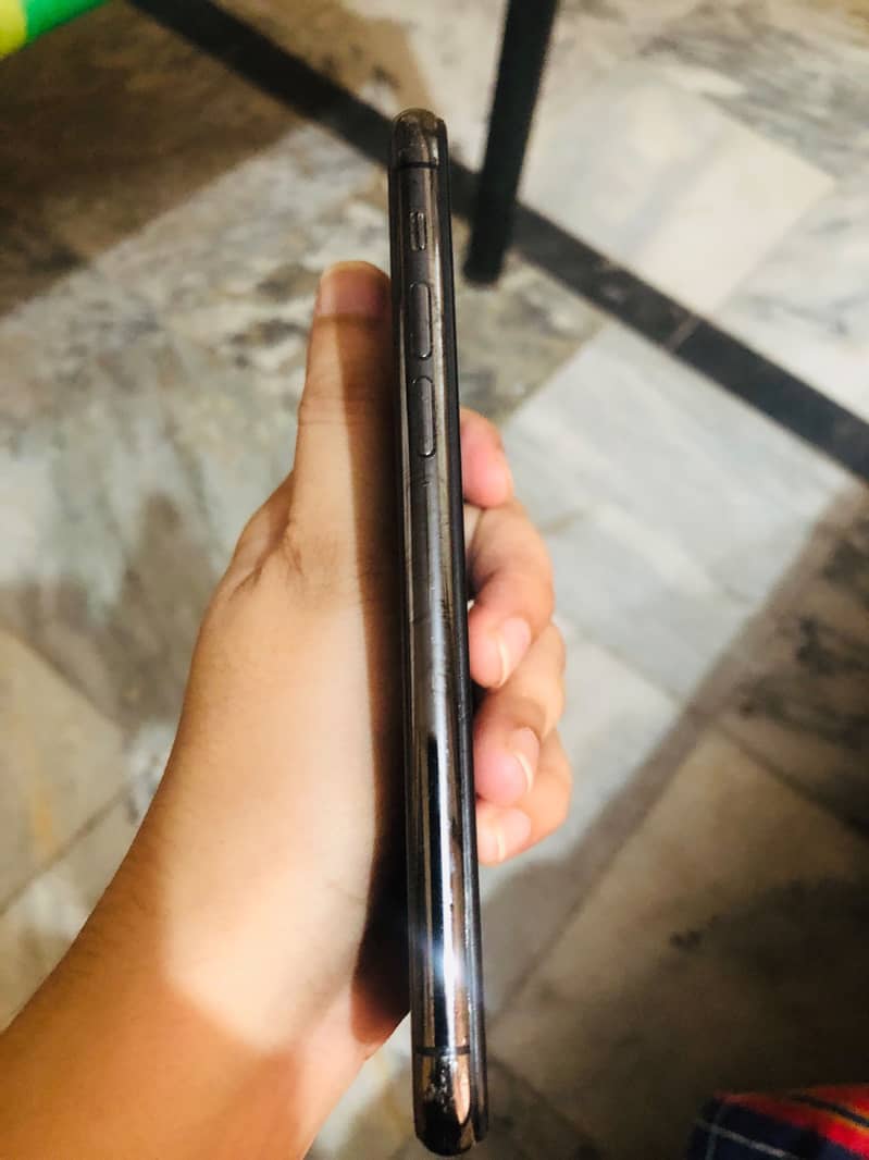Apple iPhone 11 Pro 4