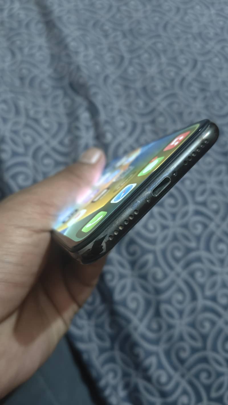 Apple iPhone X 4