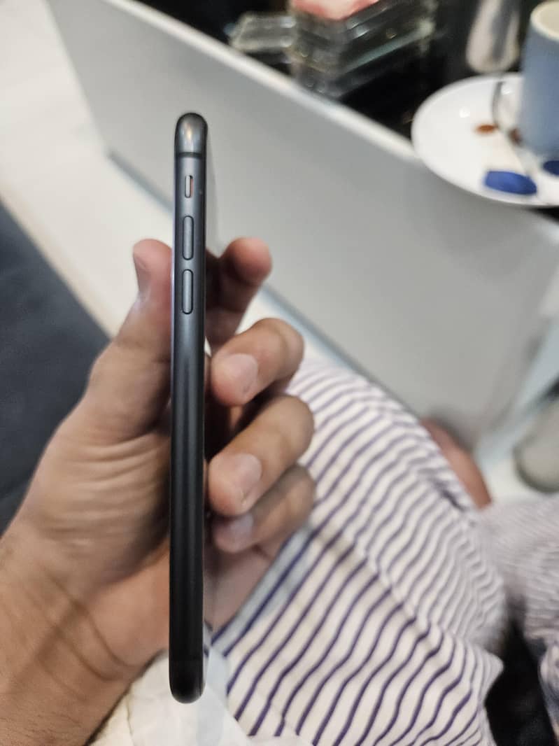 Apple iPhone 11 4