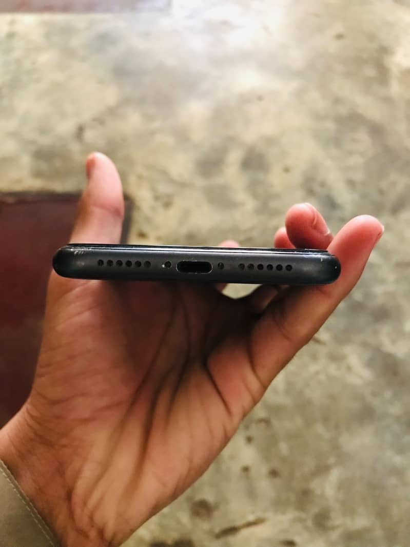Apple iPhone 11 4