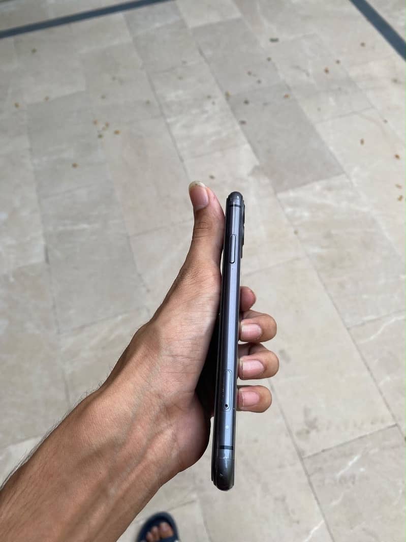 Apple iPhone 11 4
