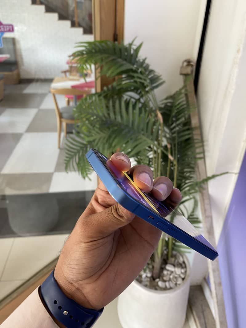 Apple iPhone 13 2