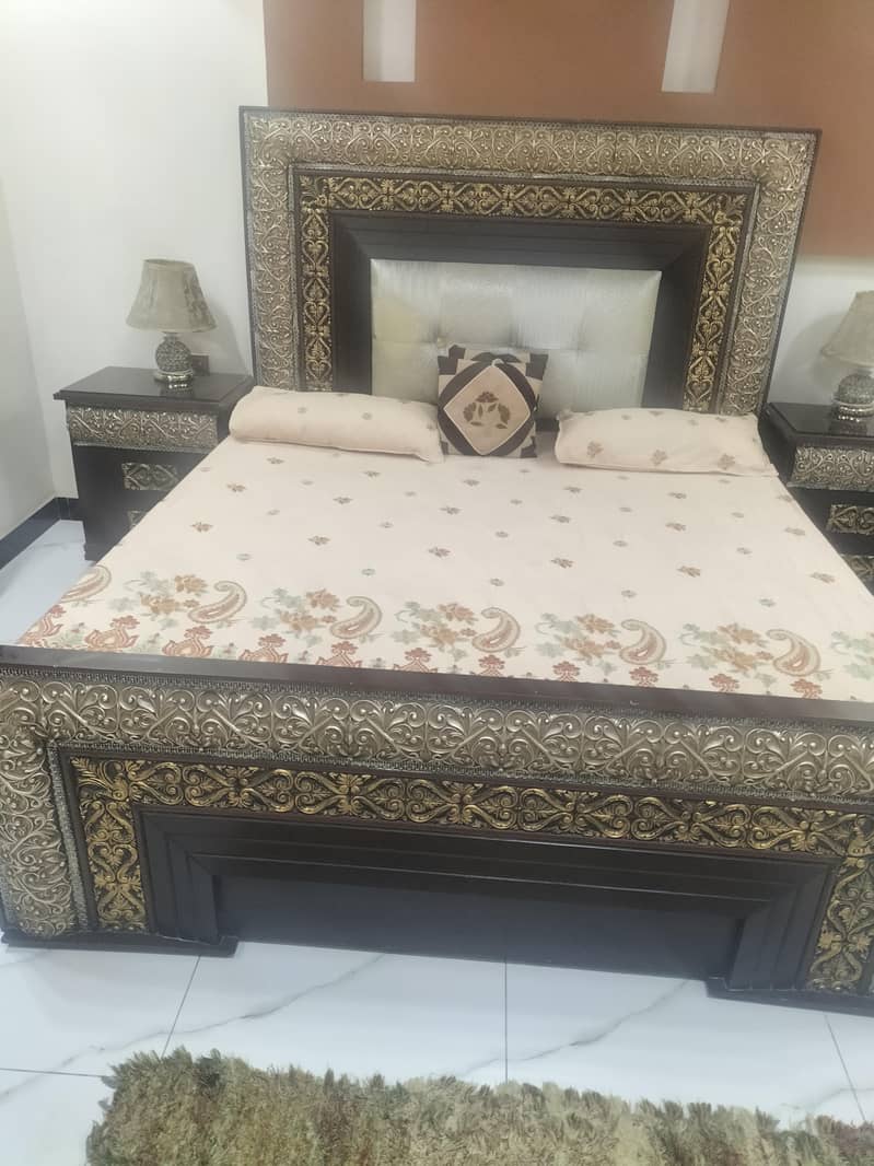 Bed, side table, dressing table 0