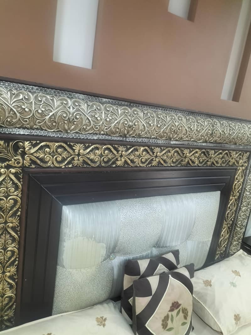 Bed, side table, dressing table 3