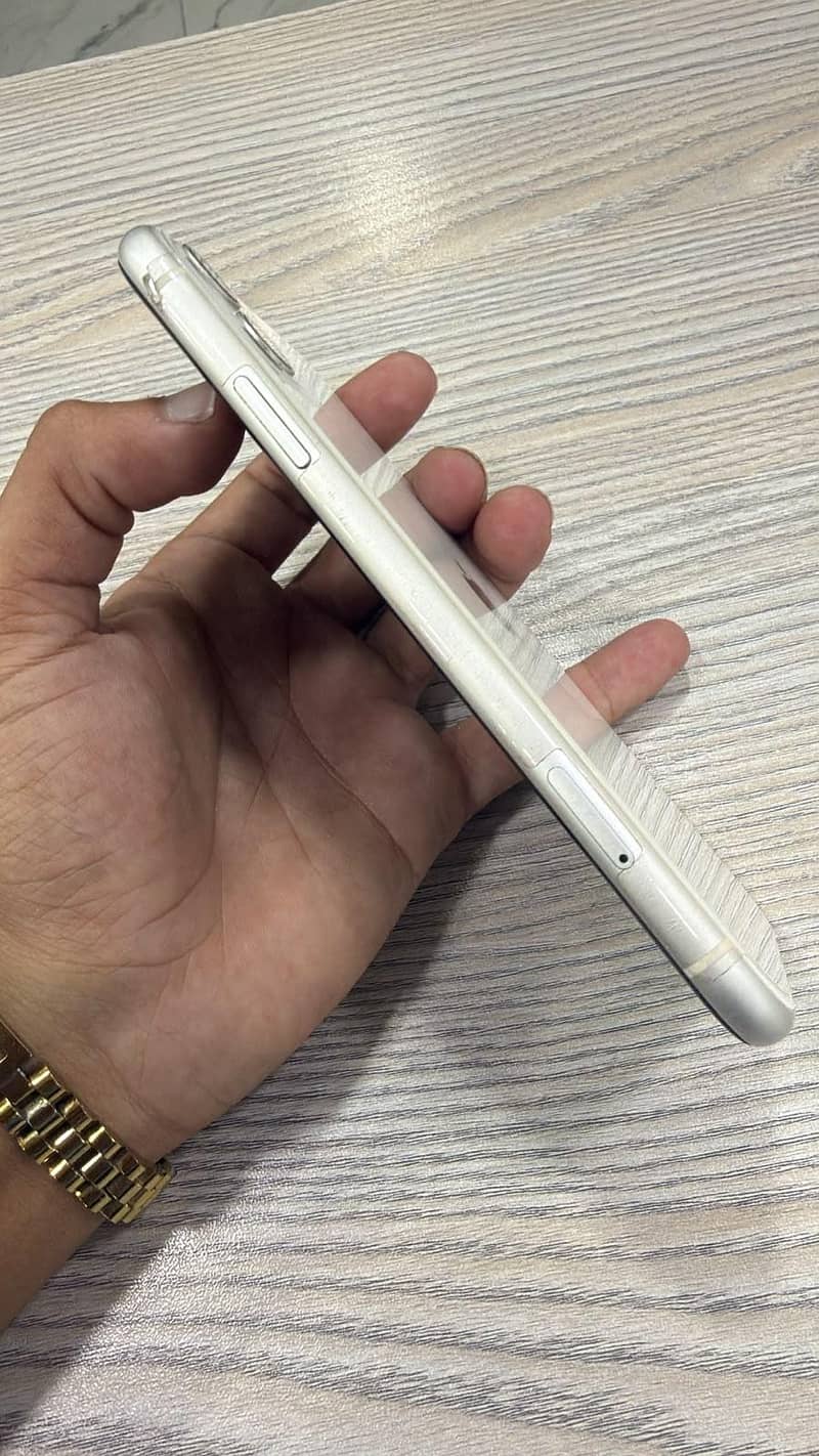 Apple iPhone 11 4