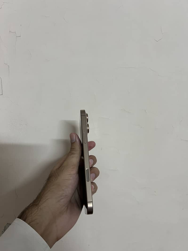 Apple iPhone 16 Pro Max 2