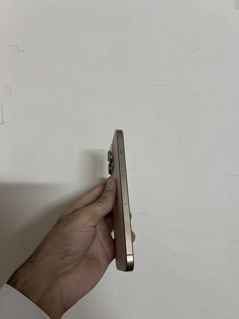 Apple iPhone 16 Pro Max 4