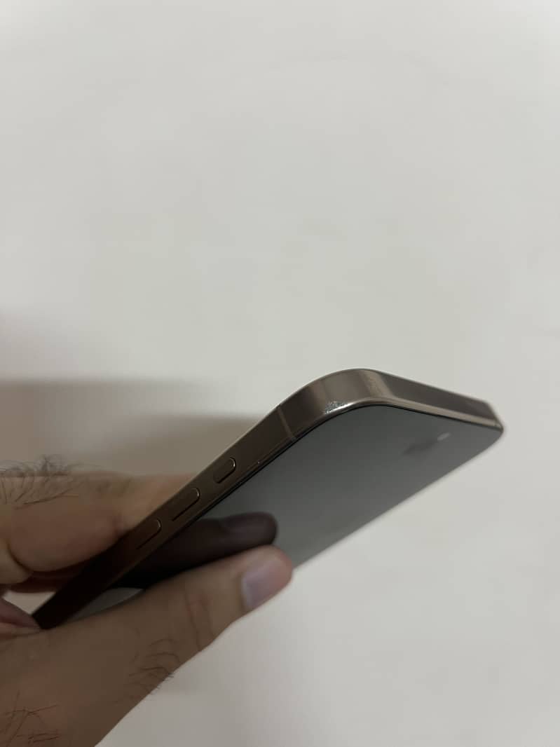 Apple iPhone 16 Pro Max 9