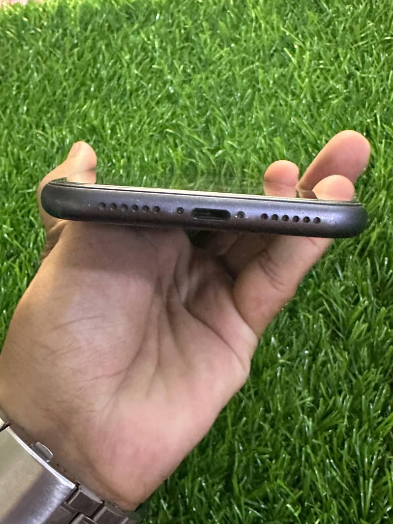 Apple iPhone 11 4