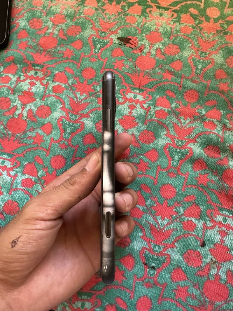 Apple iPhone 11 4