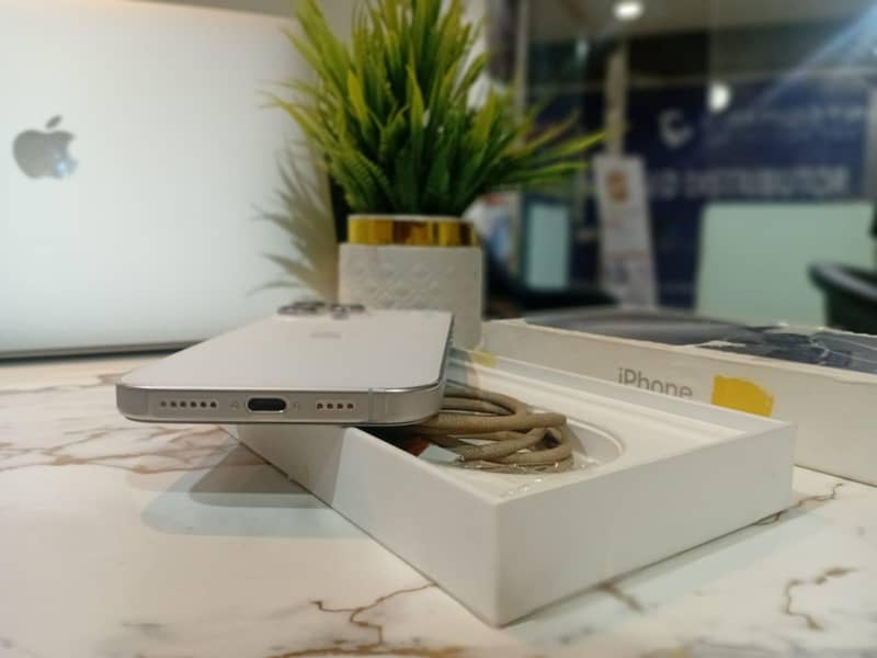 Apple iPhone 15 Pro Max 0