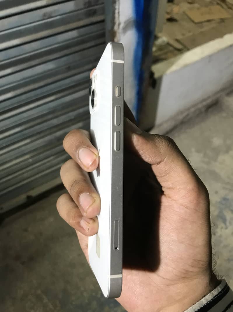 Apple iPhone 13 4