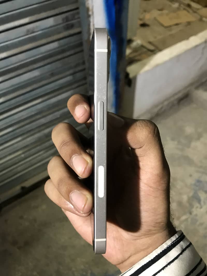Apple iPhone 13 5
