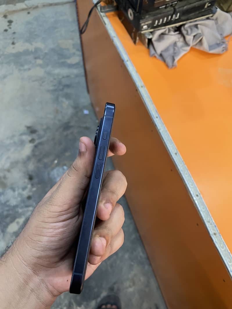 Apple iPhone 15 Pro 4