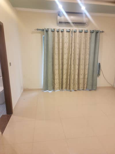 10 Marla upper portion ideal location almost brand new