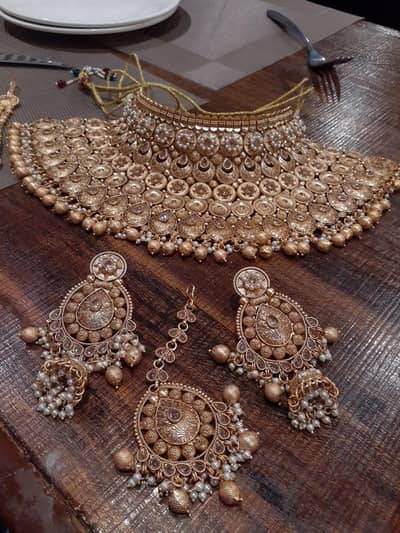 Brand new heavy antique gold bridal choker set with zicron stones