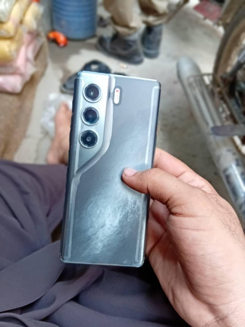 Tecno CAMON 40 Pro 1