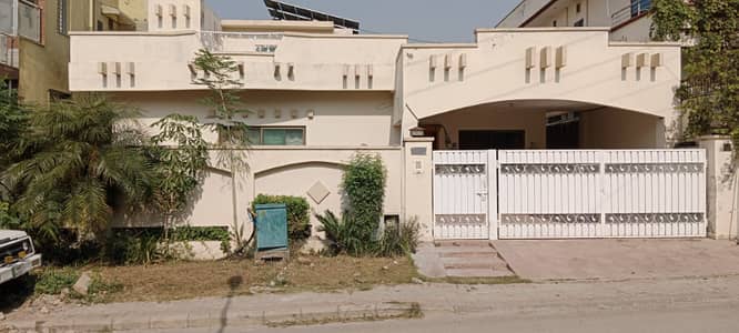 1 Kanal House For Sale (50x90) in st# 28 D-17/2 Islamabad