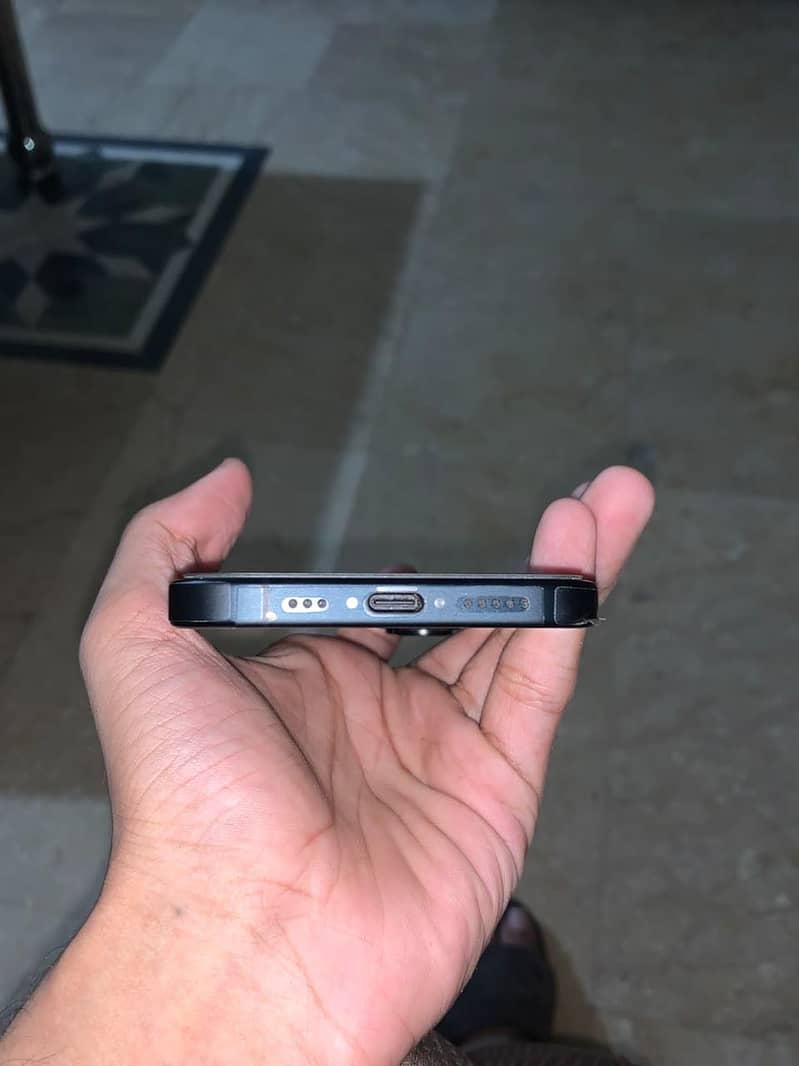 Apple iPhone 16 0