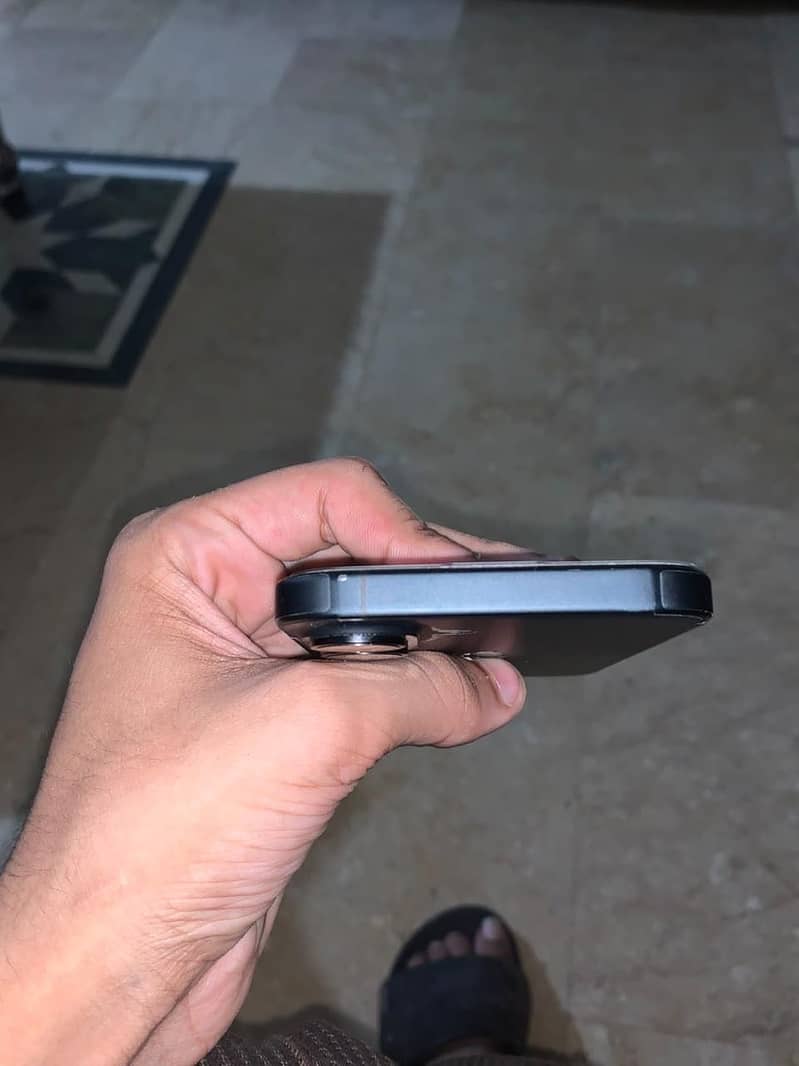 Apple iPhone 16 3