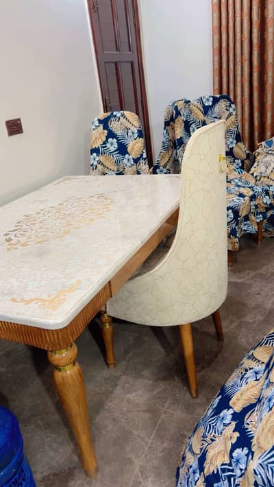 Dining table for sale.
